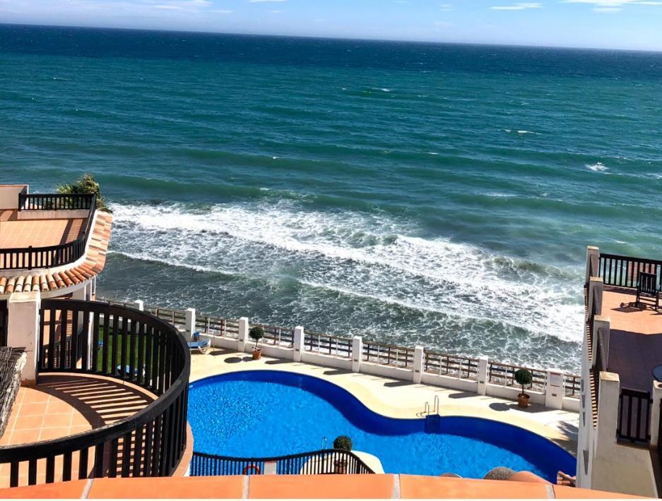 Beachfront Penthouse Apartment With Large Terrace And Breathtaking Sea Views Close To Marbella Spain Sitio de Calahonda 외부 사진
