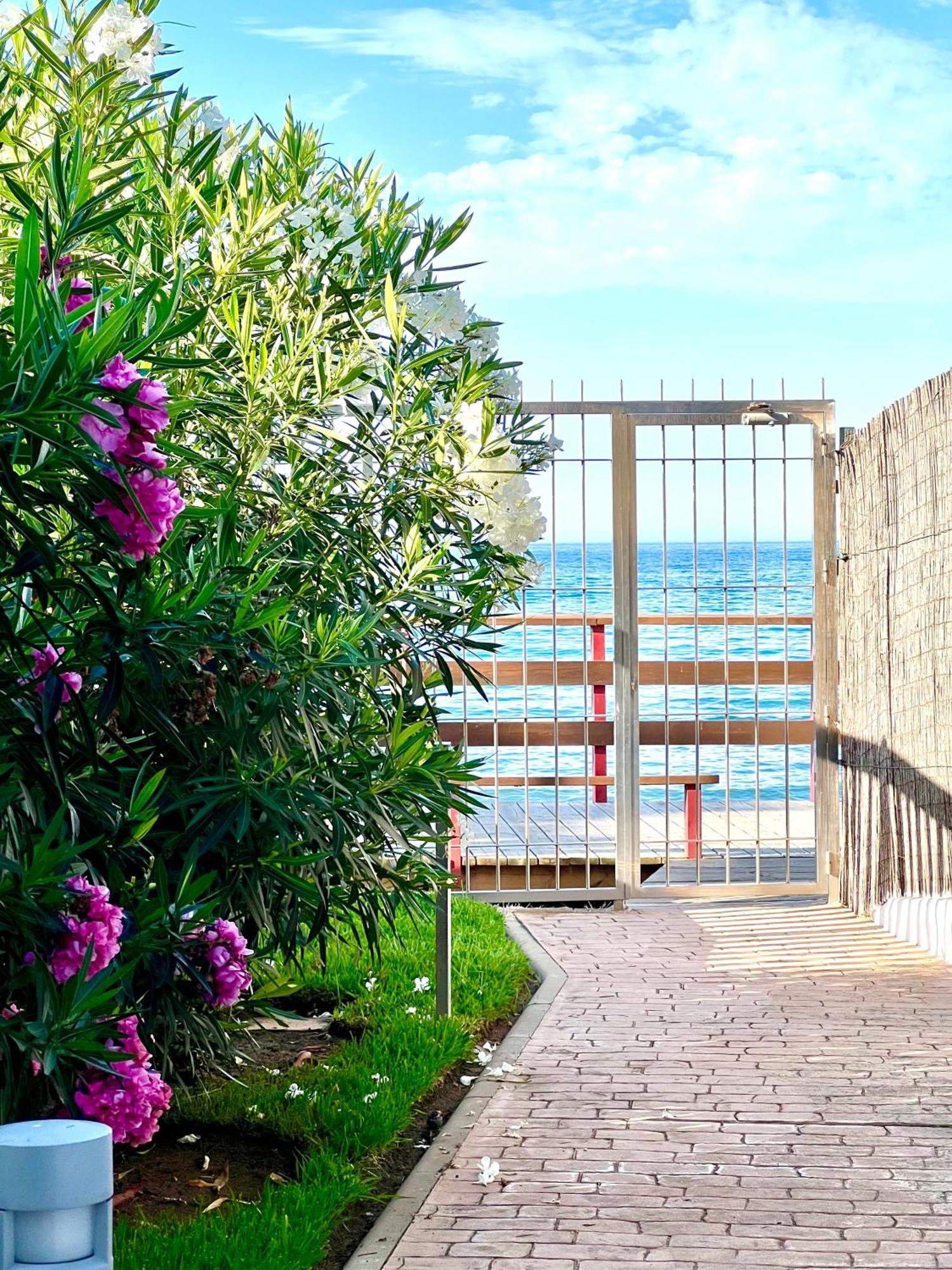 Beachfront Penthouse Apartment With Large Terrace And Breathtaking Sea Views Close To Marbella Spain Sitio de Calahonda 외부 사진