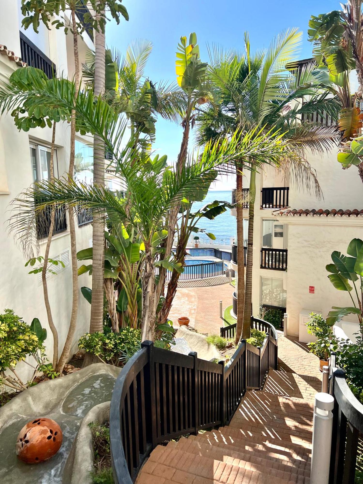 Beachfront Penthouse Apartment With Large Terrace And Breathtaking Sea Views Close To Marbella Spain Sitio de Calahonda 외부 사진