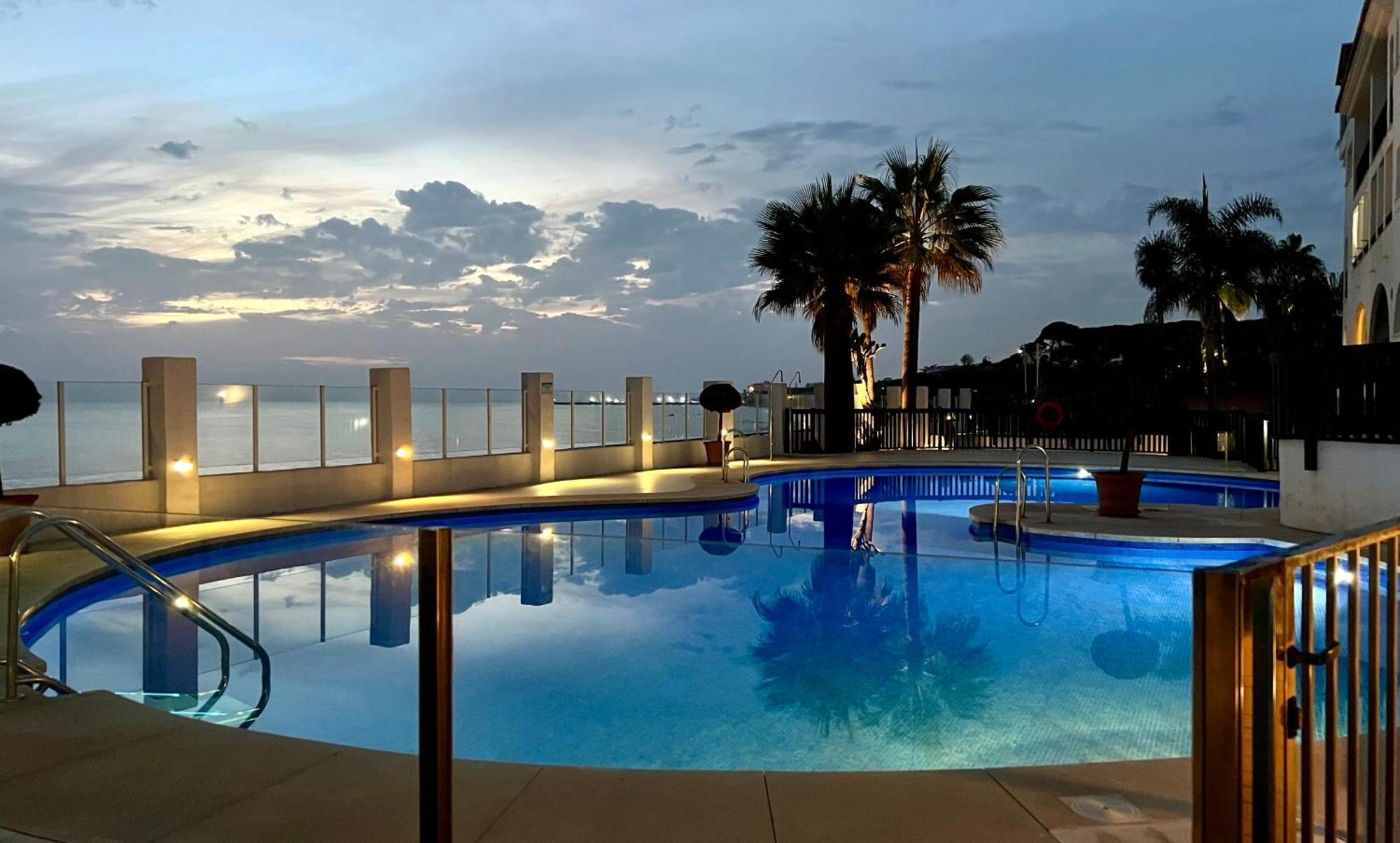 Beachfront Penthouse Apartment With Large Terrace And Breathtaking Sea Views Close To Marbella Spain Sitio de Calahonda 외부 사진